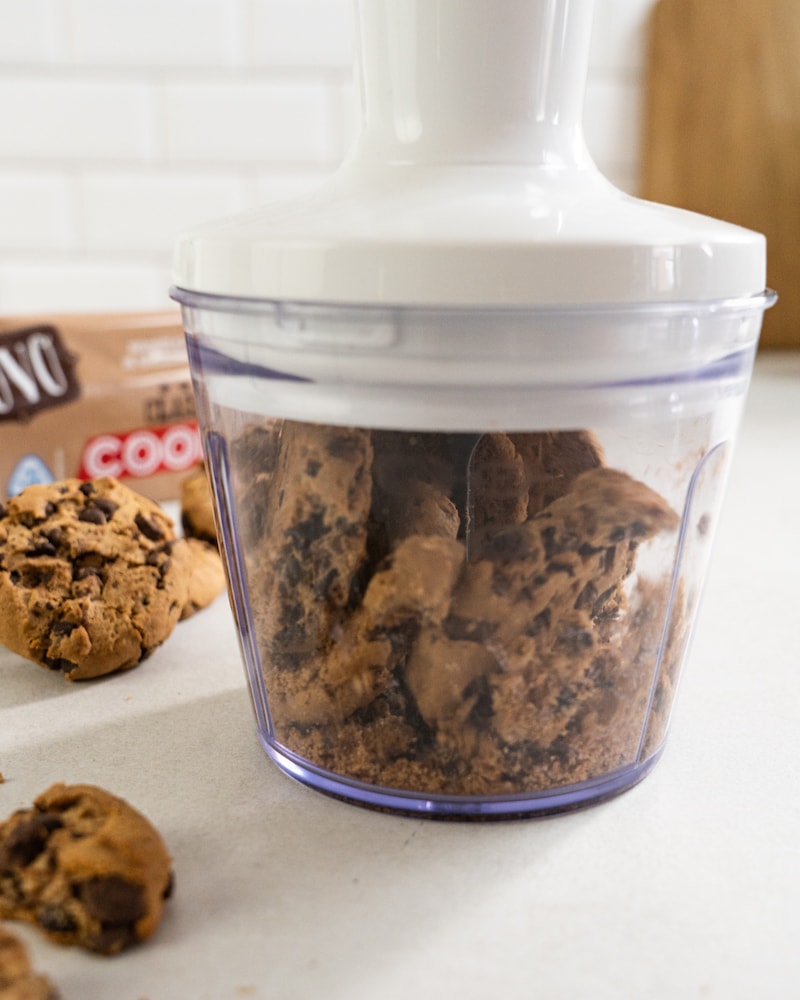 Auf diesem Bild siehst du wie Cookies zerkrümelt werden.