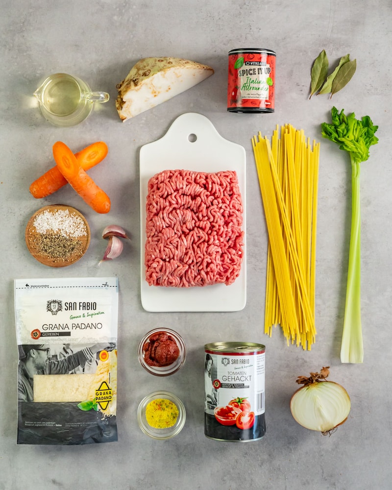 Dieses Bild zeigt die Zutaten für die Spaghetti Bolognese.