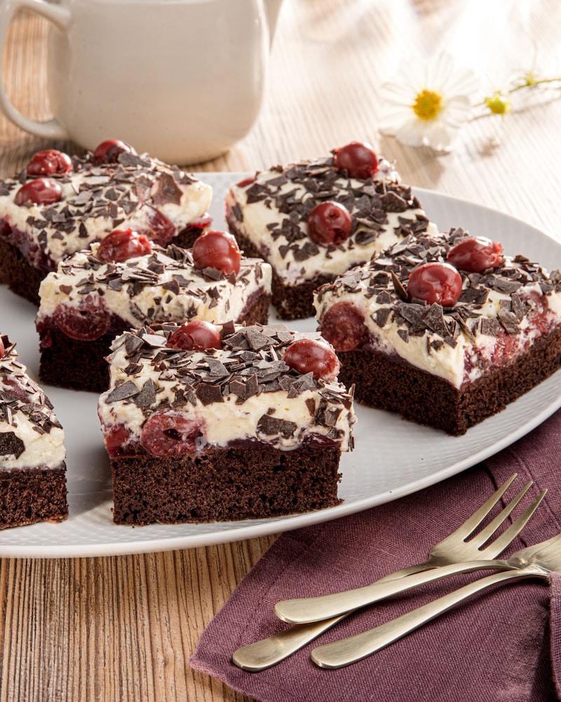 Dieses Bild zeigt die fertige Schwarzwälder Kirschtorte vom Blech.
