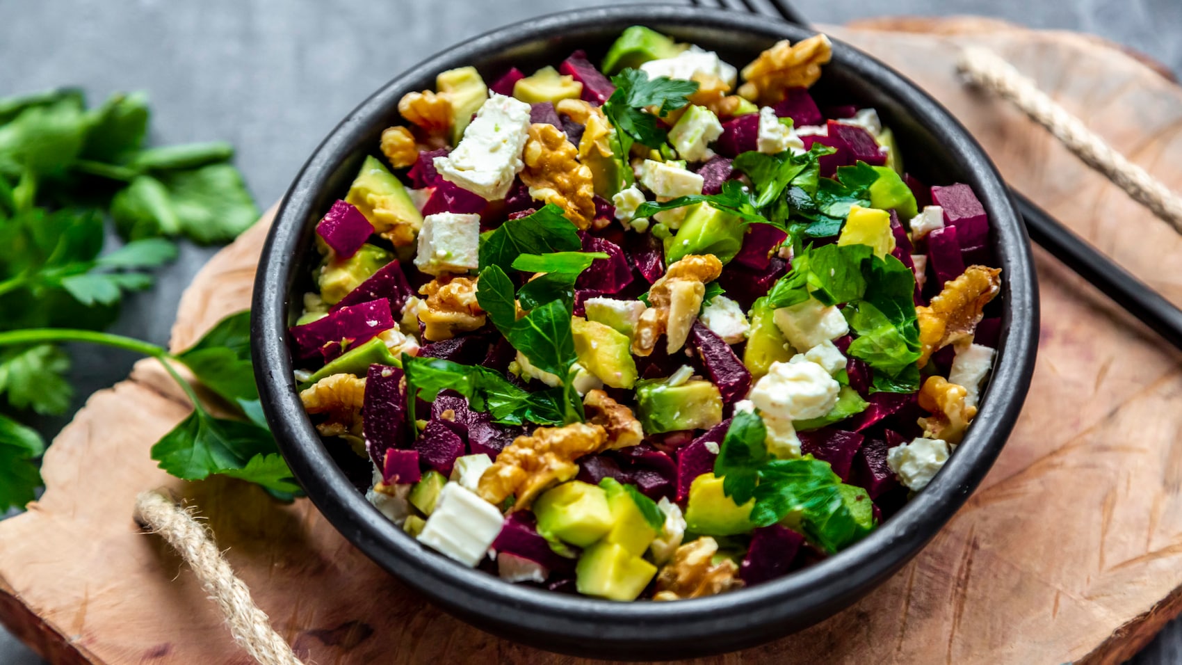Bunter Salat mit Nüssen 