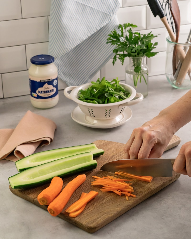 Dieses Bild zeigt wie das das Gemüse geschnitten wird.