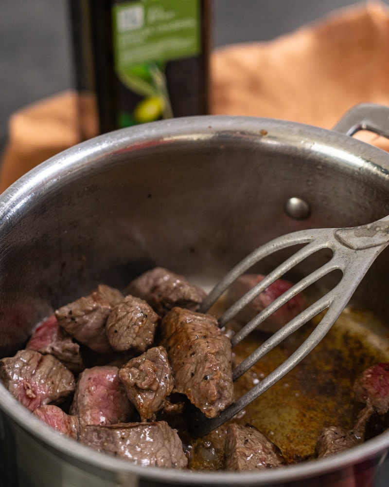 Schmorgulasch mit Champignons, Stampfkartoffeln und Brokkoli