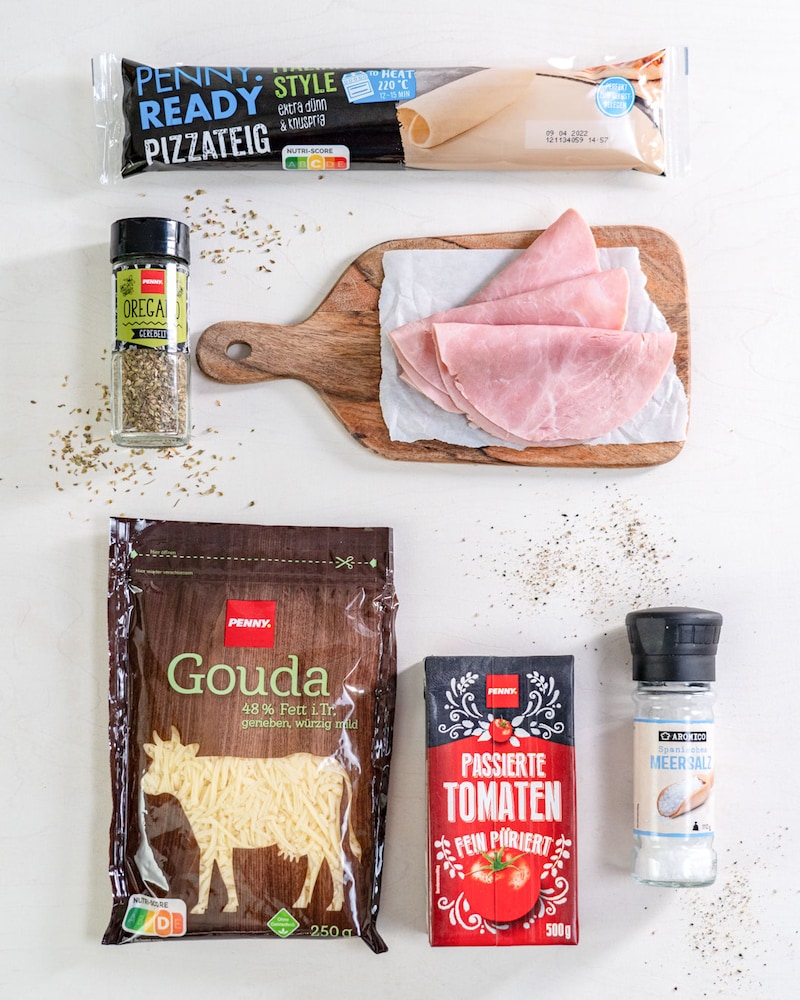 Das Bild zeigt alle Zutaten für unsere Pizzaschnecken.