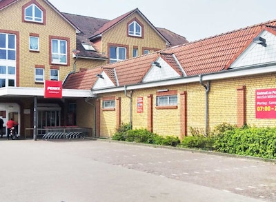 sie sehen den Eingang vom Penny Markt in Rostock/Lichtenhagen Buetzower Str. 13