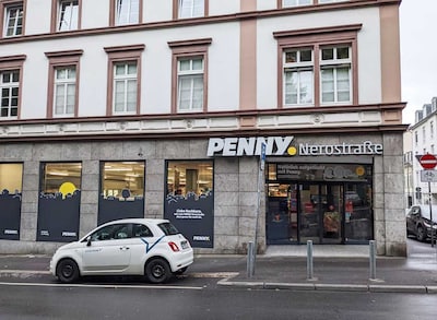 Sie sehen den Eingang vom Penny Markt in Wiesbaden, Nerostrasse 41
