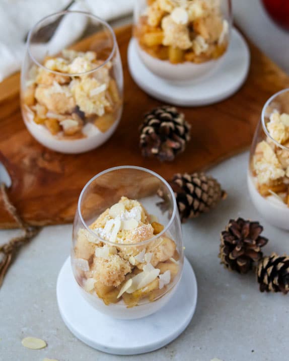 Dieses Bild zeigt das fertige Bratapfel-Dessert mit Zimtcreme im Glas.