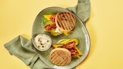 Frühstücksburger mit Cheddar und Bacon 