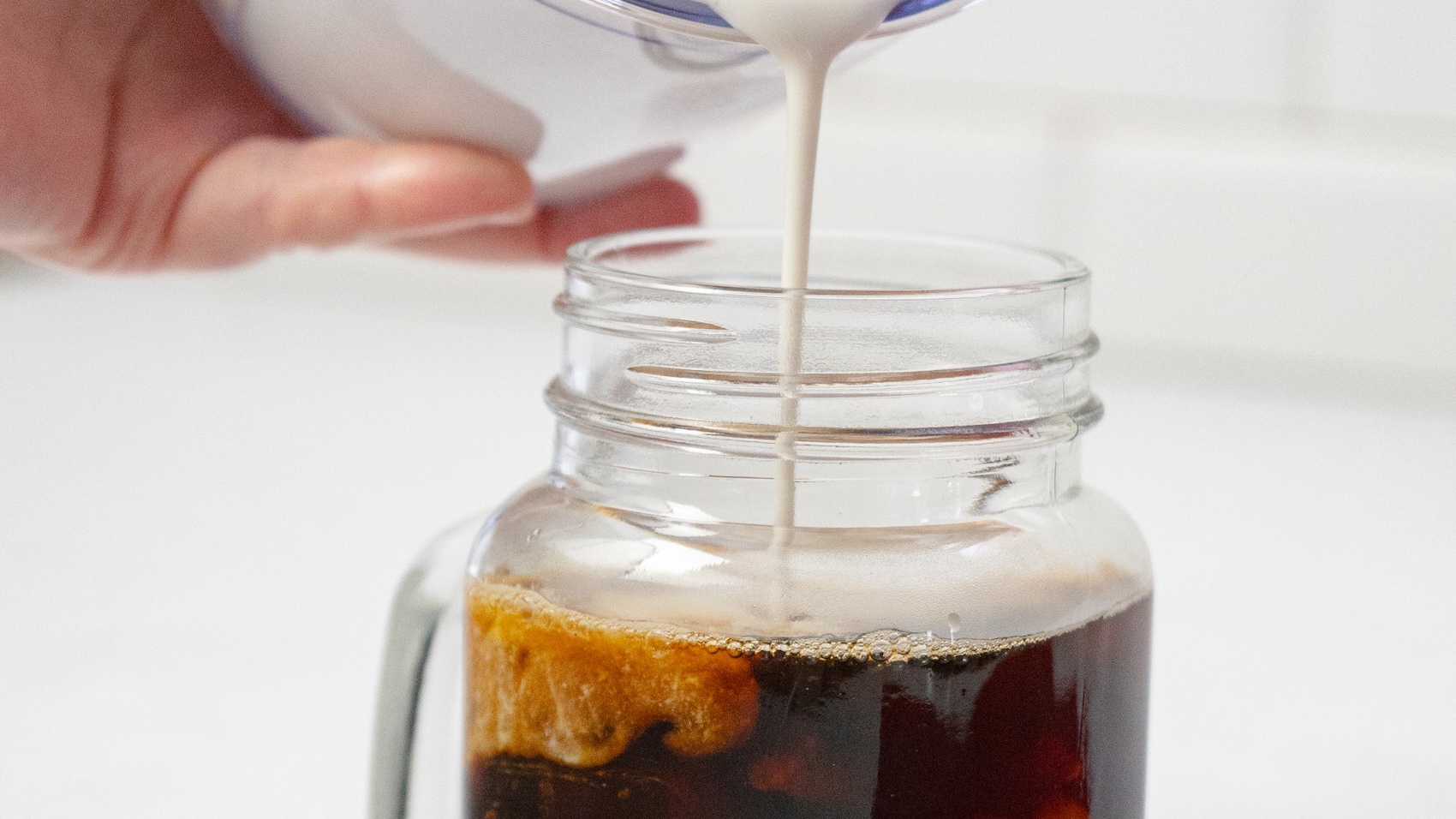Frischer Eiskaffee mit Milch