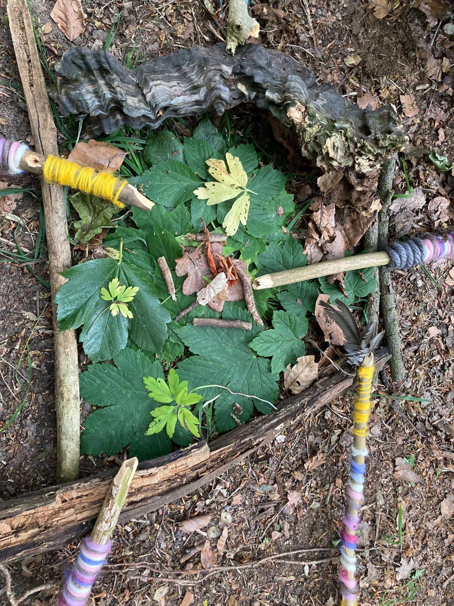 Ein Kunstwerk mit Materialien aus dem Wald