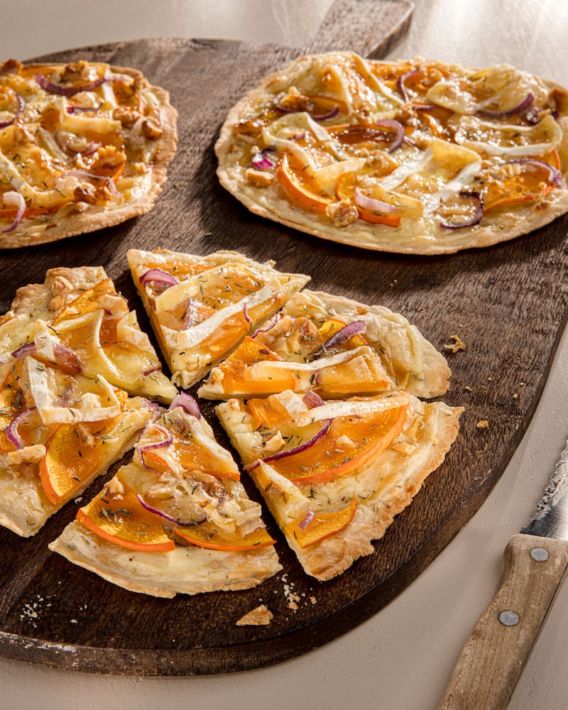 Dieses Bild zeigt den fertigen Kürbis-Flammkuchen.