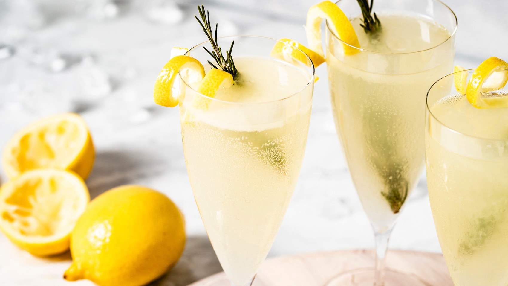 Cocktail mit Zitronenschale als Deko