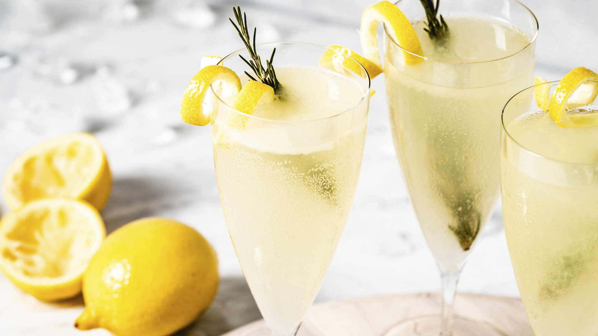 Cocktail mit Zitronenschale als Deko