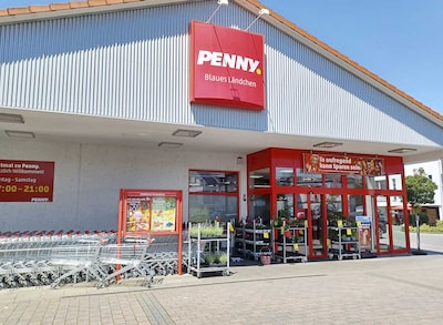 Sie sehen den Eingang vom Penny Markt in Nastätten Bruehlstrasse 11-17
