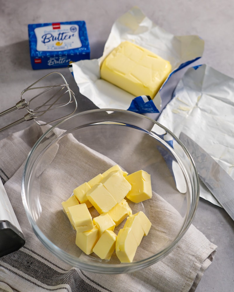 Dieses Bild zeigt wie Butter in eine Schüssel gegeben wird.