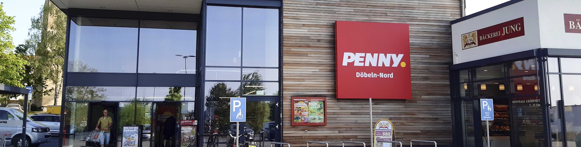 Sie sehen den Eingang vom Penny Markt in Döbeln Badische Straße 3a