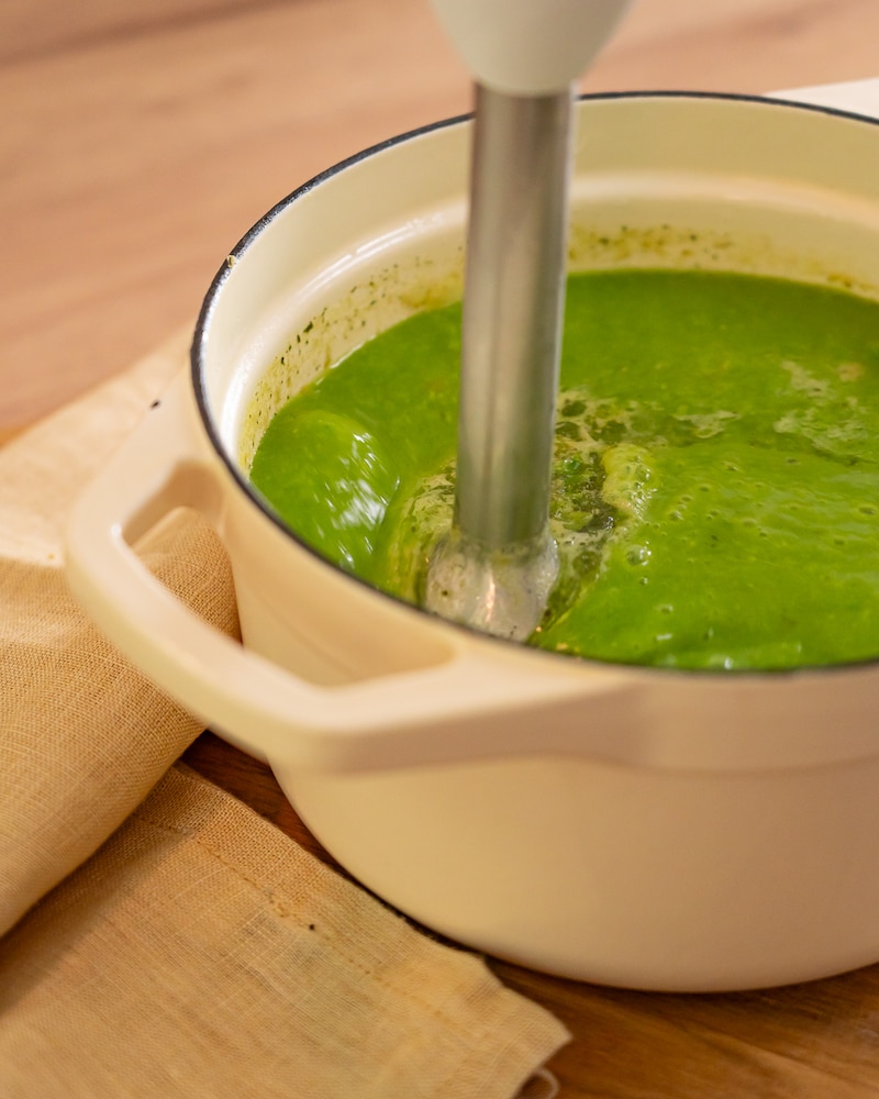 Dänische Aertensuppe mit gebratenen Pilzen und Haferbrötchen