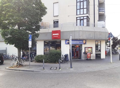 Sie sehen den Eingang vom Penny Markt in Mannheim/Lindenhof Meerfeldstr./Carl-Metz-Str. 3