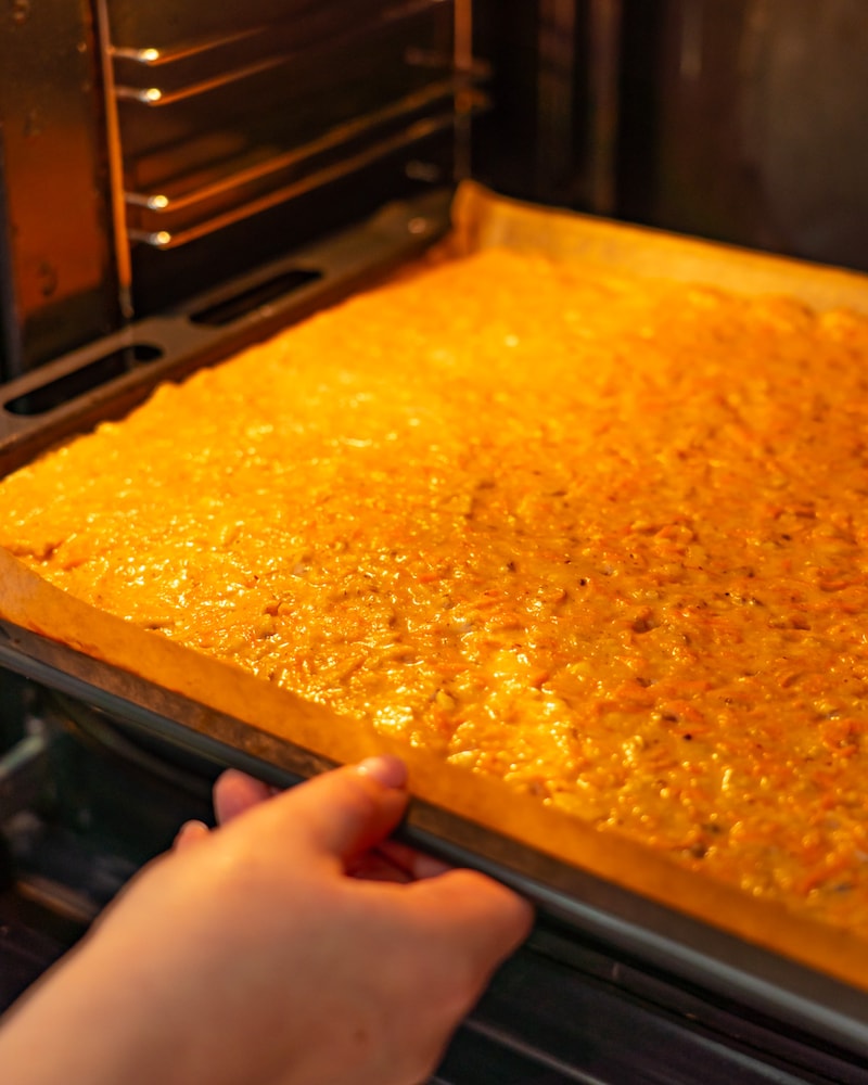 Dieses Bild zeigt wie der Kuchen in den Ofen geschoben wird.