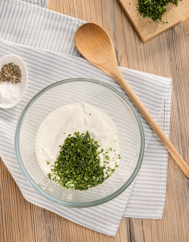 Dieses Bild zeigt die Petersilie und den griechischen Joghurt.