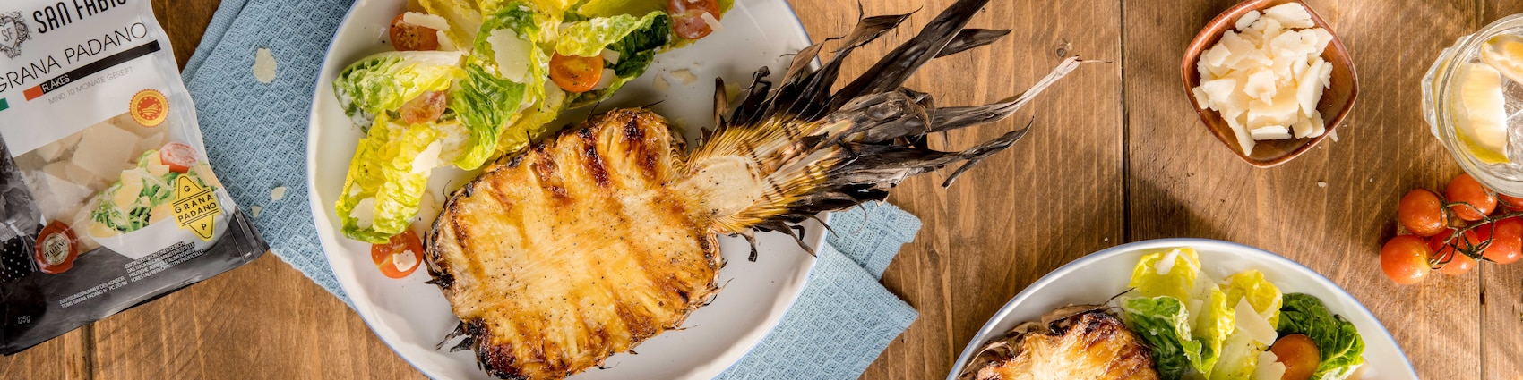 Dieses Bild zeigt unsere Grill Ananas mit Caesar Salat.