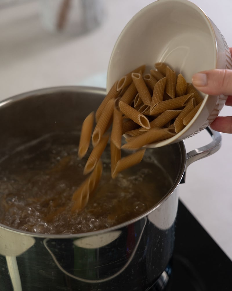 Dieses Bild zeigt wie Nudeln gekocht werden.
