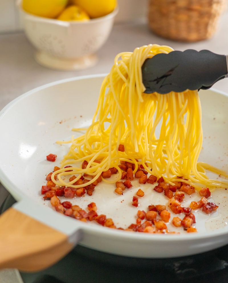 Diese Bild zeigt das Hinzugeben der gekochten Spaghetti.