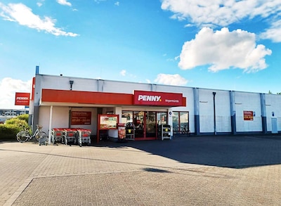 Sie sehen den Eingang vom Penny Markt in Angermuende Grundmuehlenweg 5