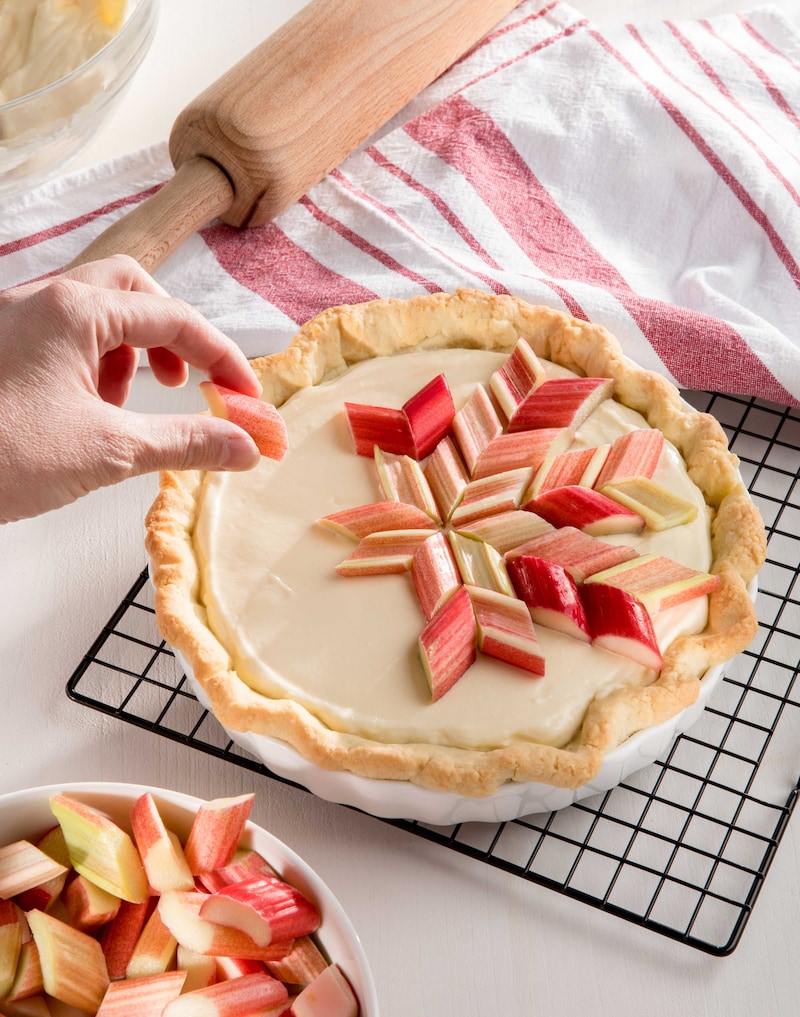 Auf diesem Bild siehst du die halbfertige Rhabarber-Tarte.