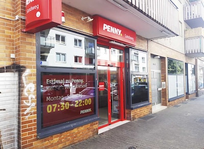 Sie sehen den Eingang vom Penny Markt in Frankfurt/Ostend, Sandweg 42
