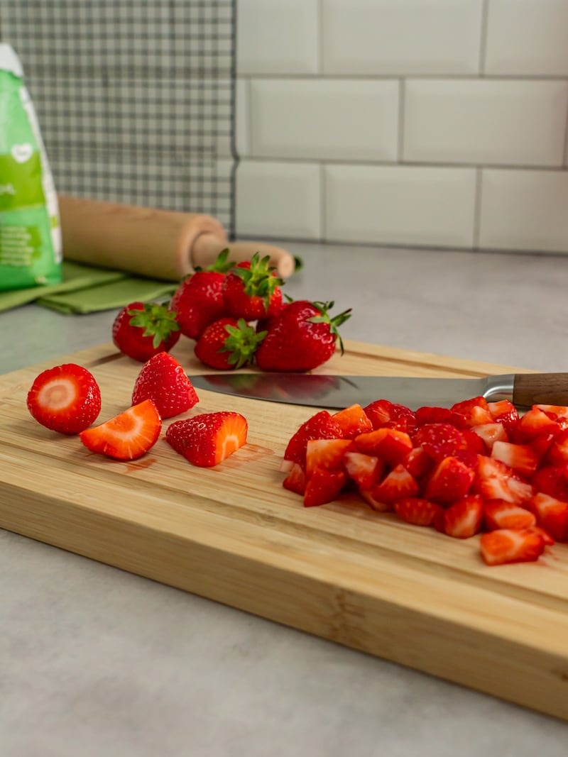 Dieses Bild zeigt wie die Erdbeeren vorbereitet werden.