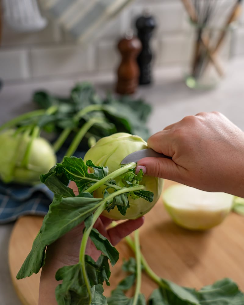 Dieses Bild zeigt wie Kohlrabi geschält.