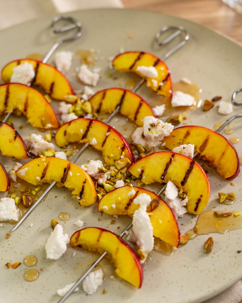 Pfirsichspiesse-mit-Gold-Sirup und Genuss-Hirte-Topping