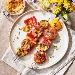 Vegane Köfte Spieße vom Grill serviert auf einem Teller