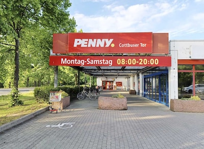Sie sehen den Eingang vom Penny Markt in Hoyerswerda Cottbuser Tor 1
