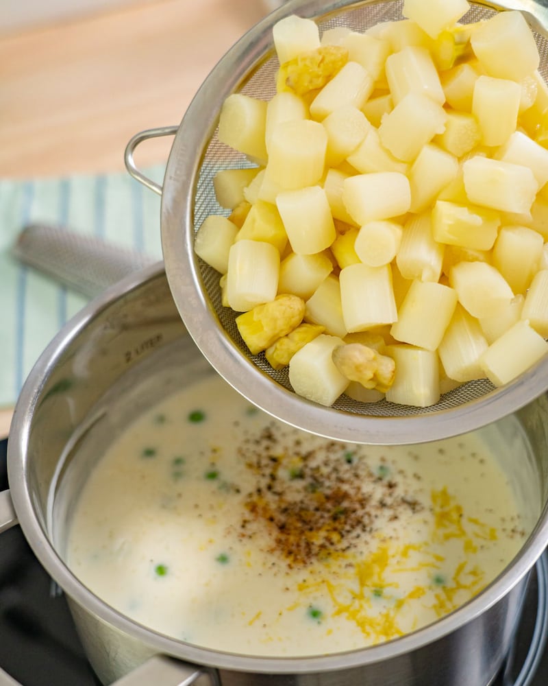 Dieses Bild zeigt wie der Spargel hinzugegeben wird.