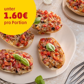 Dieses Bild zeigt wie die Pizzabrötchen garniert werden.