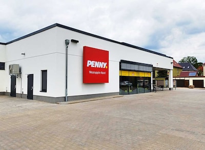 Sie sehen den Eingang vom Penny Markt in Neuruppin Gerhard-Hauptmann-Str. 39