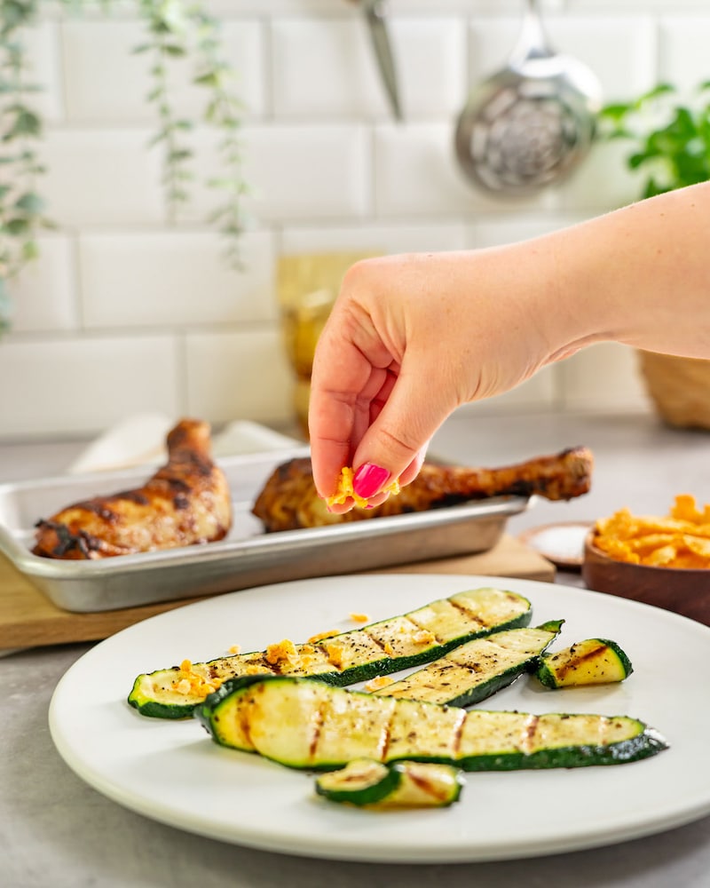 Dieses Bild zeigt die gegrillten Zucchinistreifen.