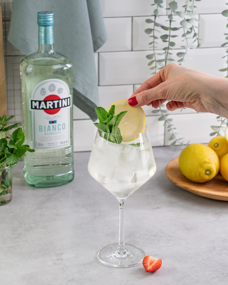 Diese Bild zeigt den fertigen Martini Bianco Spritz.