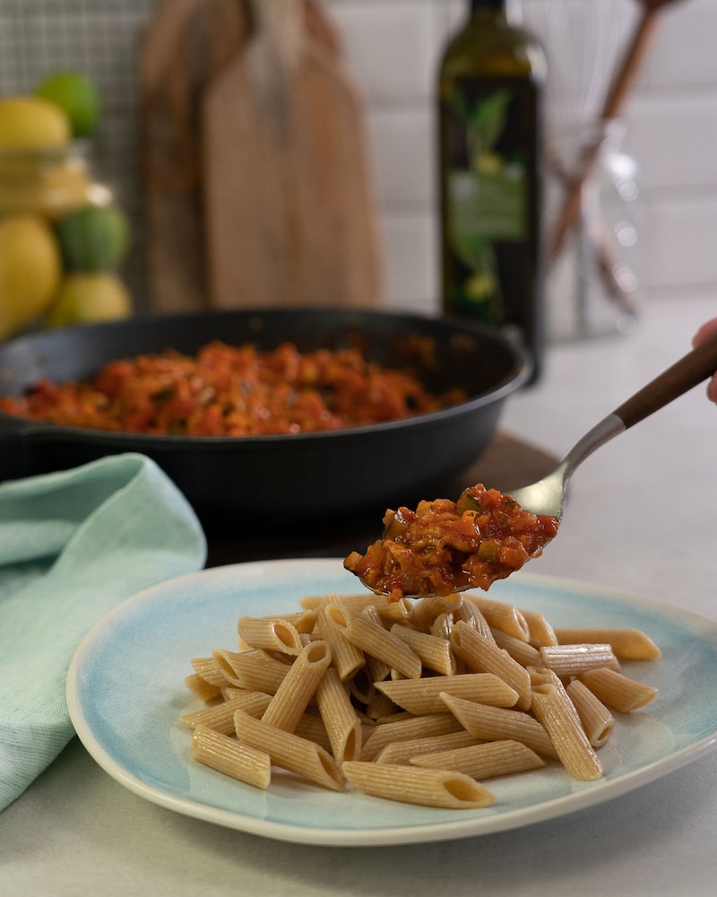 Dieses Bild zeigt wie die fertige Pasta angerichtet wird.