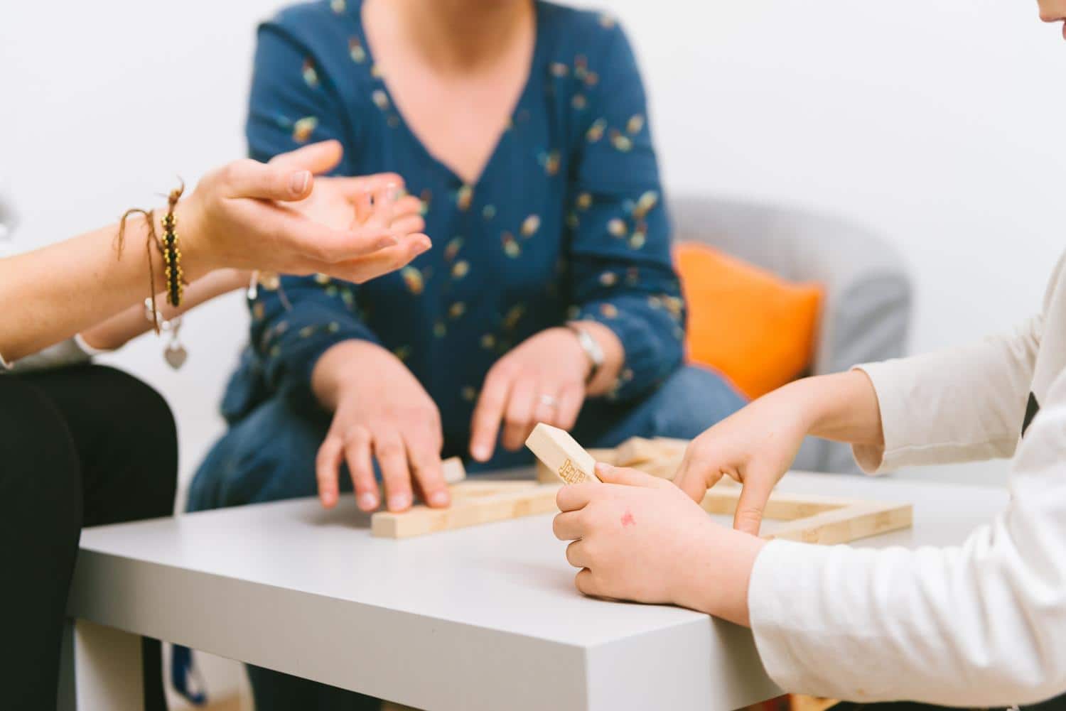 Kinder und Vereinsmitglieder spielen miteinander