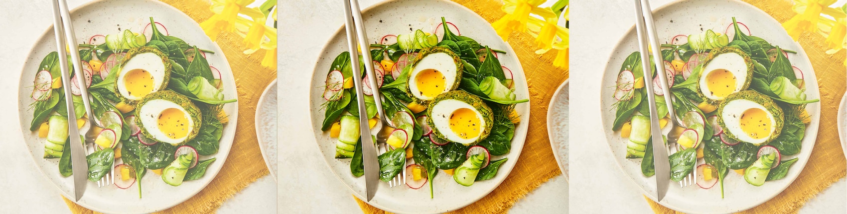 Dieses Bild zeigt die fertigen Falafel Scotch Eggs auf Frühlingssalatbett.
