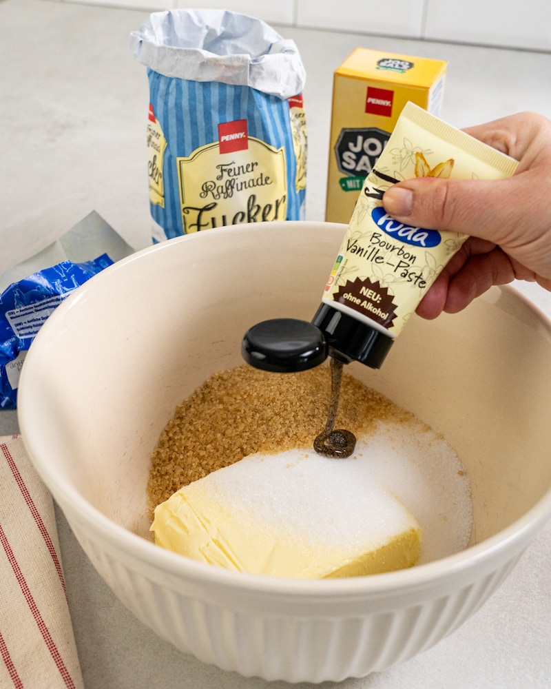 Auf diesem Bild siehst du wie Vanillepaste in eine Rührschüssel gegeben wird.