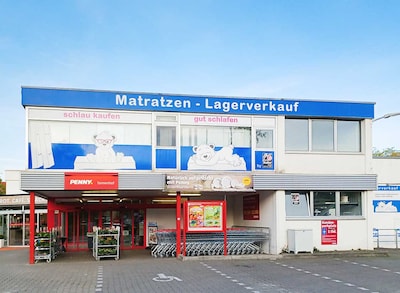 Sie sehen den Eingang vom Penny Markt in Konstanz Sonnenbuehlstrasse 98