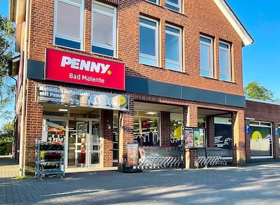Sie sehen den Eingang vom Penny Markt in Malente Rosenstraße 34-36