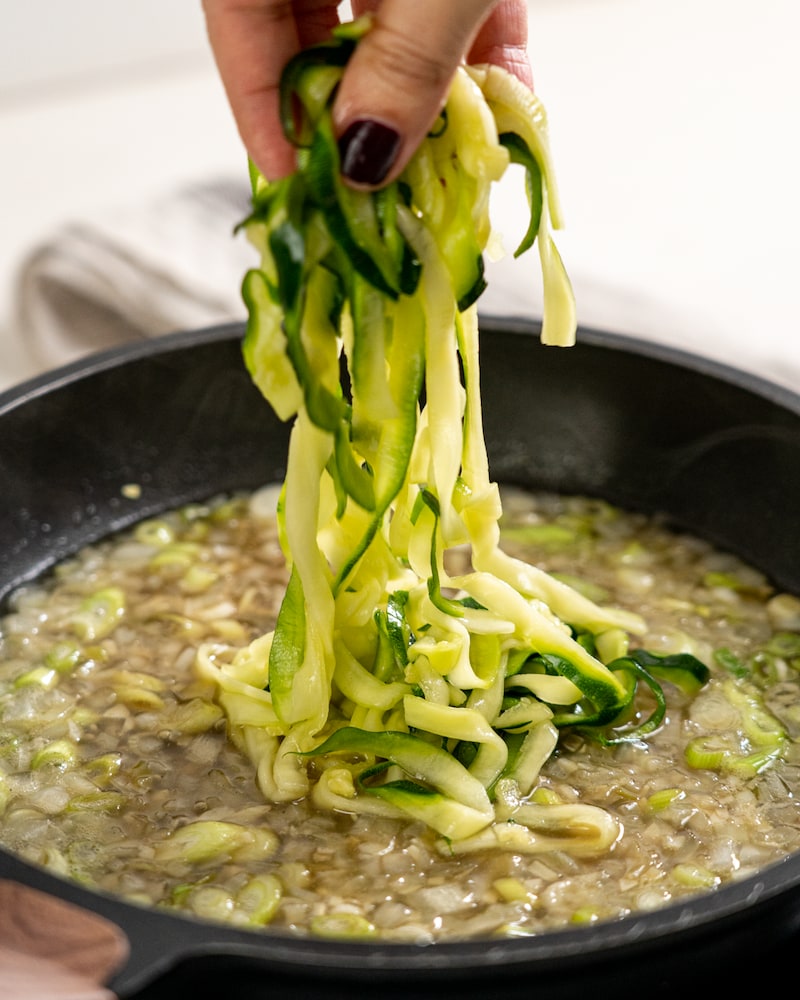 Auf diesem Bild siehst du wie die Zoodles dazugegeben werden.