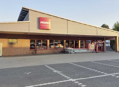 Sie sehen den Eingang vom Penny Markt in Celle, Hannoversche Heerstr. 30
