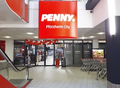 Sie sehen den Eingang vom Penny Markt in Pforzheim, Goethestr. 19