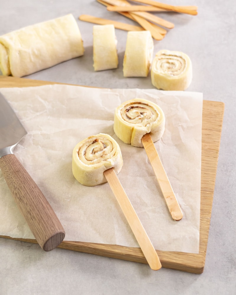 Dieses Bild zeigt wie die Schnecken auf die Holzspieße gestochen werden.
