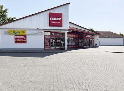 Sie sehen den Eingang vom Penny Markt in Magdeburg/Neu Olvenstadt, Roggengrund 37
